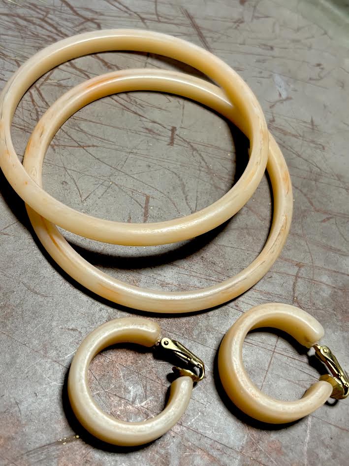 Vintage Peach Marbled Bangles & Clip-On Earring Set